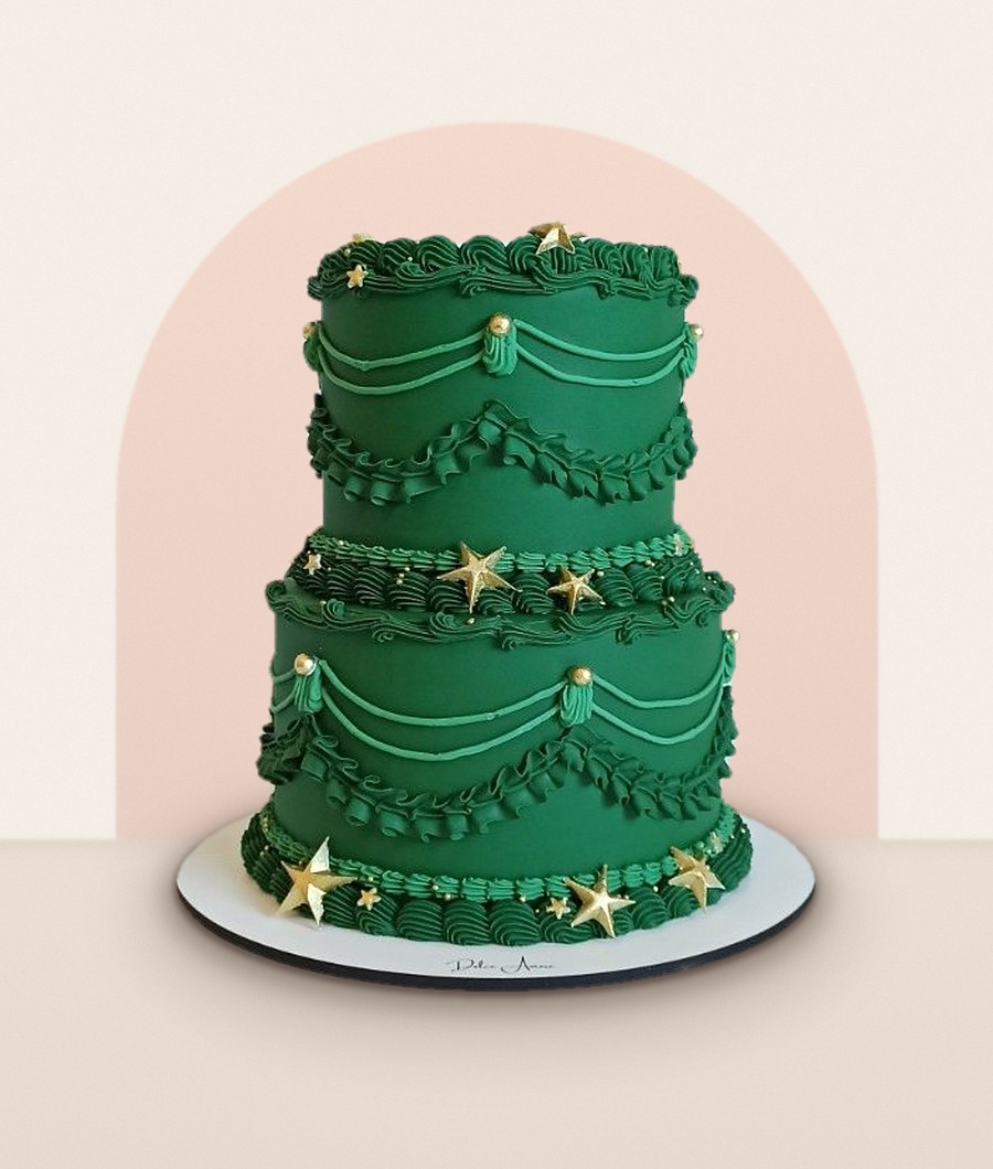 Bolo de dois andares verde com detalhes em chantilly e estrelas douradas
