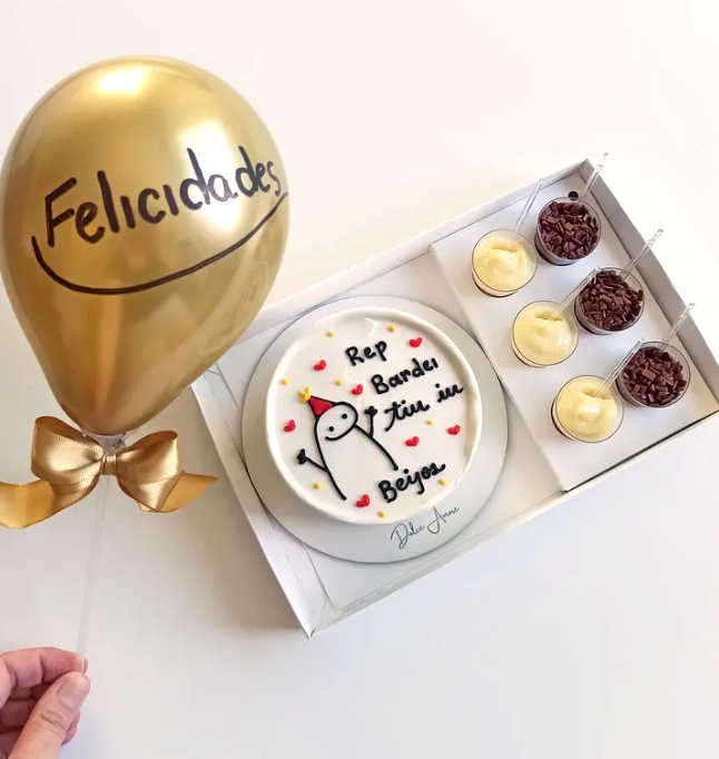 Kit Doce Festa com bolinho decorado, brigadeiros de colher e balão dourado personalizado